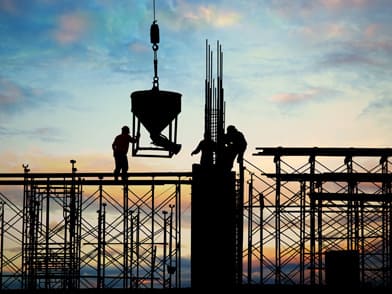 Obreros trabajando en construccion de proyecto